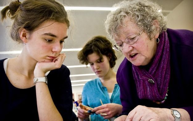 AMSTERDAM – Een oudere dame breide samen met een jonge vrouw zaterdag in het Rijksmuseum in Amsterdam. De speciale breimiddag trok ongeveer 140 handwerksters. Foto ANP