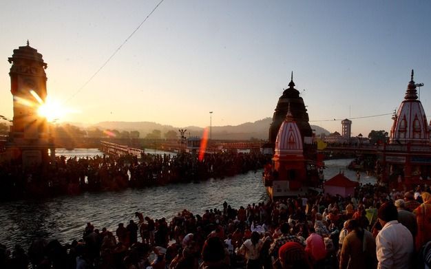 Hindoes verzamelen zich bij de Ganges om te bidden. Foto EPA