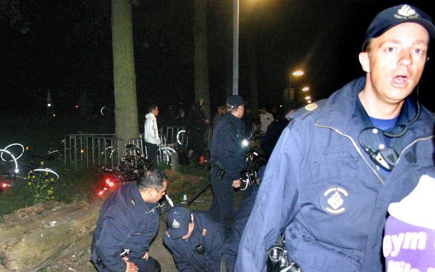 Een politieagent moet een boete betalen voor het gebruikte geweld na een Oranjefeest in 2006. Foto ANP