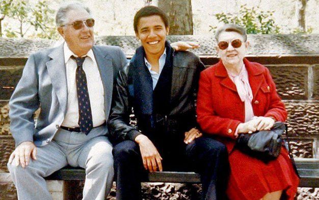 Barack Obama tussen zijn grootouders. Zijn 86-jarige oma is maandag overleden. Foto EPA