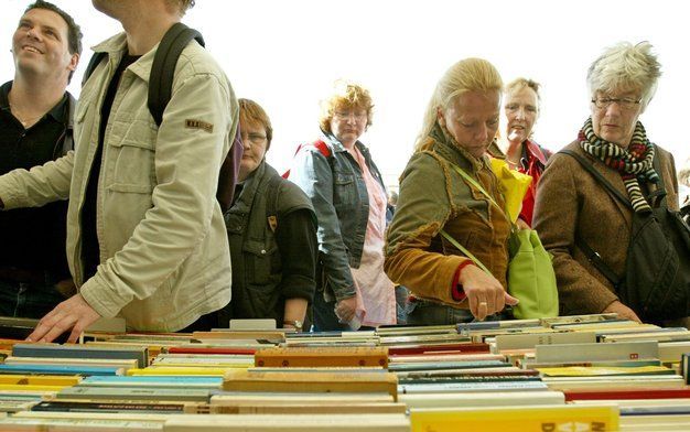 FRANEKER - Meer dan 10.000 kilo vooral theologische boeken is begin deze week in Ermelo over de toonbank gegaan. Foto ANP