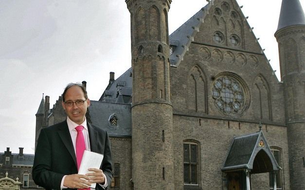 Minister Klink is gekozen tot niet-roker van het jaar. Foto ANP