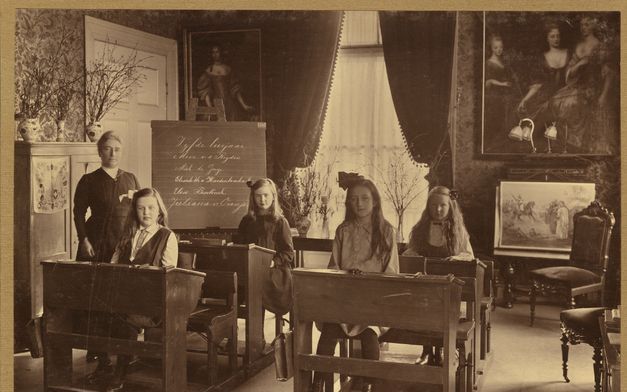 ROTTERDAM – Prinses Juliana (rechtsachter) kreeg op Paleis Noordeinde les in een klasje van vier leerlingen. Het is een van de foto’s op de vrijdag geopende expositie ”Ook prinsesjes gaan naar school” in het Nationaal Onderwijsmuseum. Foto Nationaal Onder