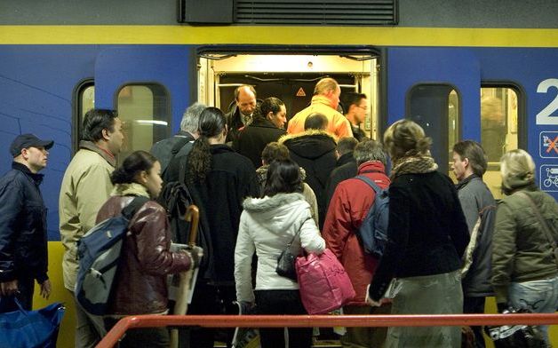 UTRECHT – Met 1,1 miljoen klanten per dag in Nederland en 400.000 reizigers die via twee NS concessies in het Verenigd Koninkrijk worden bediend, zijn de NS „diep geworteld” in de Nederlandse en deels ook in de Britse samenleving. Op de allergrootste knel