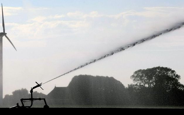 CORNJUM - Door de aanhoudende droogte wordt dinsdag in Cornjum (Friesland) de landbouwgrond intensief besproeid. Foto ANP