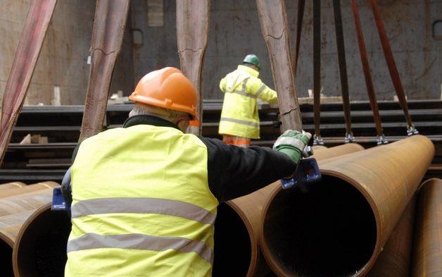 „Het kabinet wil de inzet van werktijdverkorting in de hand houden en is daarom –terecht– voorzichtig.” Foto: werknemers van Corus in IJmuiden. De staalproducent heeft werktijdverkorting aangevraagd voor 6400 medewerkers. Foto Corus