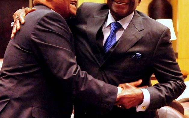 President Jacob Zuma van Zuid-Afrika (l.) vrijdag met zijn Zimbabwaanse ambtsgenoot Robert Mugabe in Harare. Foto EPA