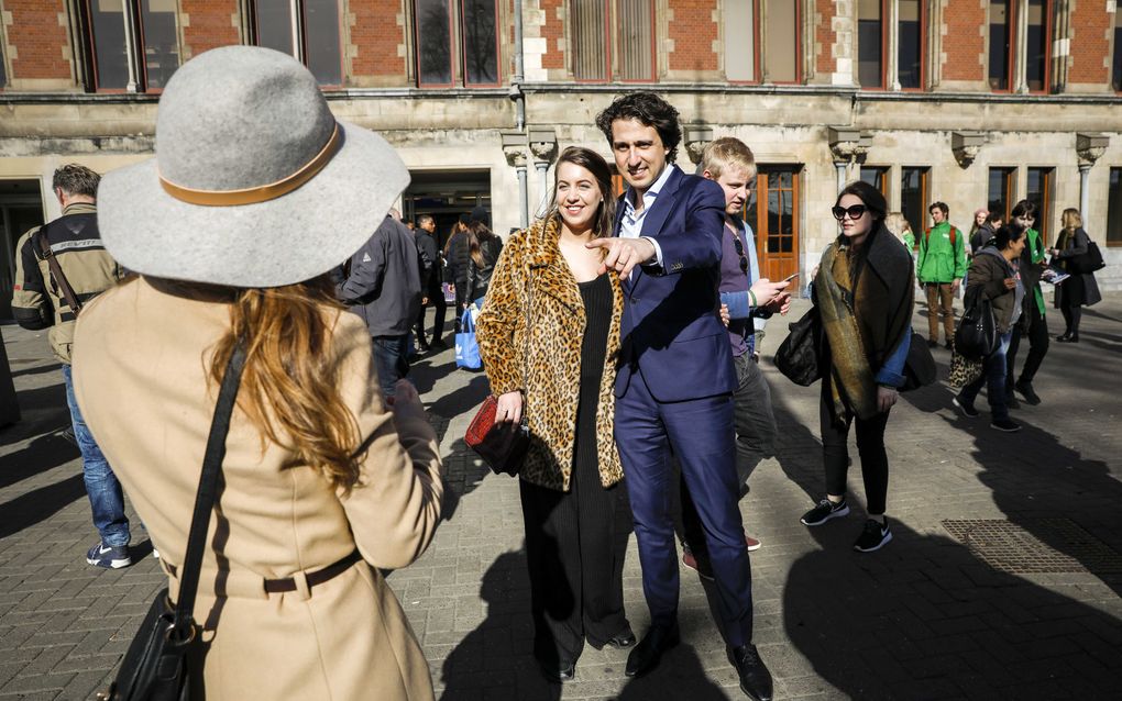 Klaver (GroenLinks) voert tot het laatste moment campagne. beeld ANP