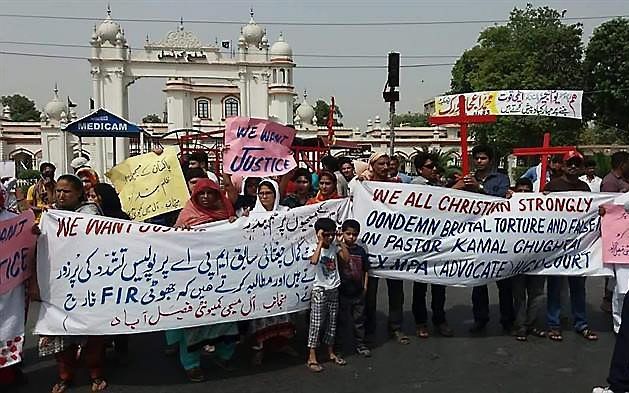 Protest van Pakistaanse christenen na geweld tegen hen.    beeld Pakistani Christian Association