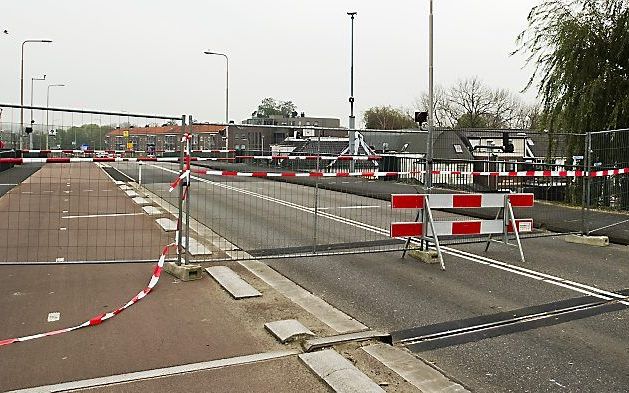 De Koningin Julianabrug over de Oude Rijn in Alphen is afgesloten voor verkeer. Hij staat op instorten. Foto ANP