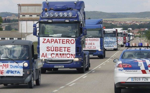 MADRID - Spaanse en ook Franse en Portugese vrachtwagenchauffeurs blokkeren sinds maandag veel snelwegen in en rond Spanje uit protest tegen de torenhoge dieselprijzen. Foto EPA