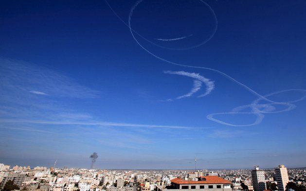 GAZA - Sporen van Israëlische jachtvliegtuigen boven de Gazastrook zaterdag, nog voor Israël het gebied ook via een grondoffensief binnenviel. Foto EPA