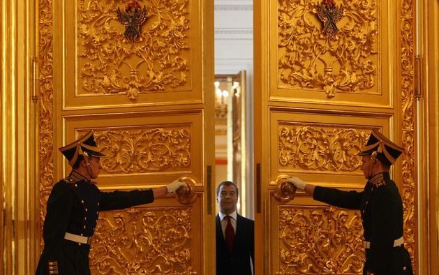 De deuren worden geopend als presidenten Medvedev en Obama arriveren om een persconferentie te geven. Foto EPA