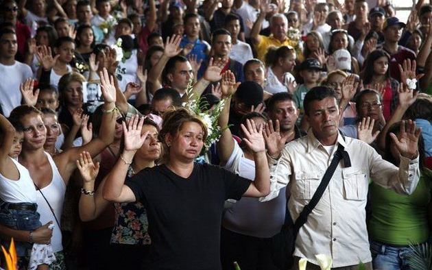 Familie van de doodgeschoten tiener bidt voor de vrede van Venezuela. Beeld Evangelical Focus.