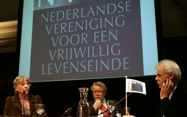 AMSTERDAM - De eerste exemplaren van de wilsverklaring van de Nederlandse Vereniging voor een Vrijwillig Levenseinde (NVVE), werden in 2006 in Amsterdam aangeboden aan een actrice en een verpleeghuisarts. Foto ANP