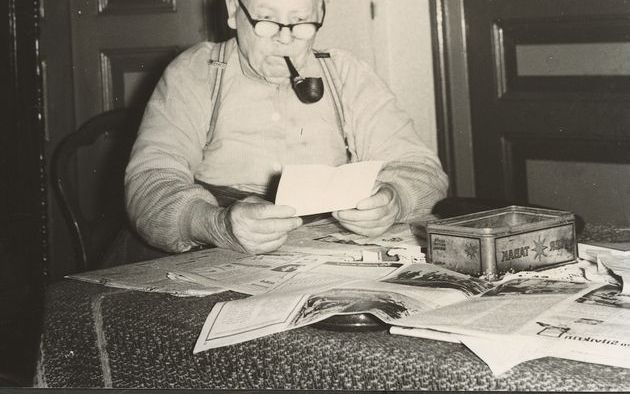 ’s GRAVENMOER – Marinus Entrop leest de brief van de directeur van het automuseum in Driebergen, die hem vraagt of hij nog een voertuig van eigen fabricaat heeft. Foto Arie van Pas