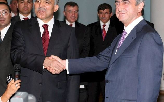 YEREVAN - De voetbaldiplomatie van 2008. De Turkse president Abdullah Gül (links) schudde na de voetbalwedstrijd in september in de Armeense stad Yerevan de hand van zijn Armeense ambtsgenoot Serge Sarkisian. Foto EPA