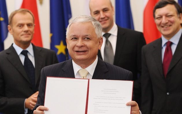 BRUSSEL – De Poolse president Lech Kaczynski heeft zaterdag in Warschau het EU-verdrag van Lissabon getekend. Foto EPA