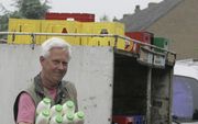 TERNEUZEN – Melkboer Henk van der Vaart (61) nam deze week afscheid van zijn klanten. Maar liefst 45 jaar deed hij met veel plezier zijn ronde in Terneuzen en omgeving. Vanaf volgende week heeft hij tijd voor hobby’s. En voor de boodschappen van zijn vrou