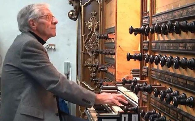 Organist Henk van Putten. Beeld uit film