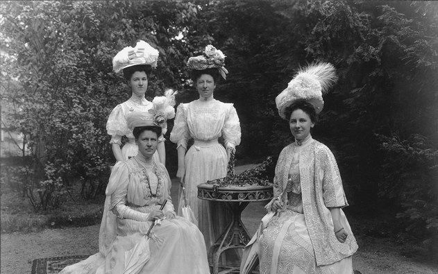 Een van de foto’s die te zien zijn op een expositie in het stallencomplex van Paleis Het Loo in Apeldoorn. Koningin Wilhelmina (r.) met een gouvernante en twee hofdames in het park van Het Loo (1908).