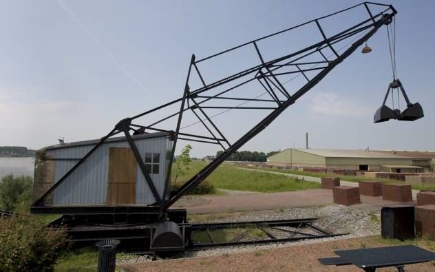 SPIJK – Op de dijk bij het Gelderse Spijk herinnert de monumentale steenfabriekskraan aan het tijdperk waarin voor het dorp alles om de productie van stenen draaide. De kraan langs de Rijn werd vroeger gebruikt voor het laden van schepen met gebakken sten