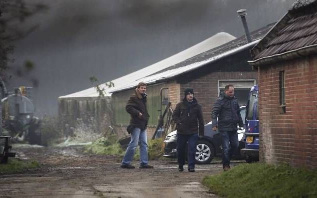 Op het erf rond de boerderij van de verdachte in de zaak rond de moord op Marianne Vaatstra lopen politiemensen. Foto ANP