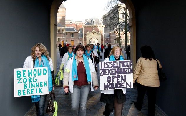 Minister Klink (Volksgezondheid) deelt de conclusie van onderzoeker Leon Lodewick dat een ziekenhuis in Emmeloord moeilijk overeind te houden is. Foto ANP