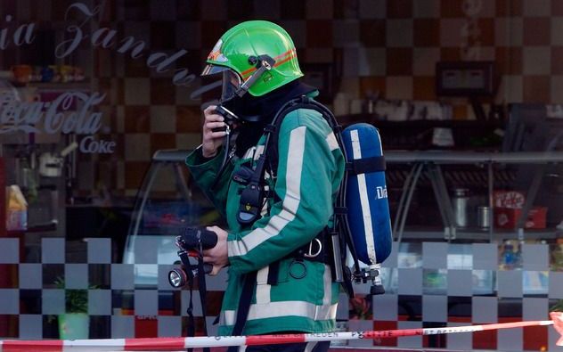 AMSTERDAM – Een brandweerman maakt zich met perslucht gereed om een cafetaria binnen te gaan na een melding van koolmonoxidevergiftiging. De brandweer Amsterdam/Amstelland krijgt vrijwel dagelijk meldingen van incidenten met koolmonoxide. Oorzaak is vaak 