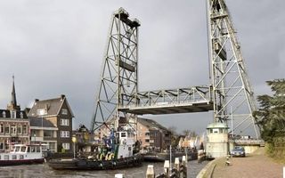 BOSKOOP – De hefbrug van Boskoop. De gemeente gaat per 1 januari 2014 samen met Alphen aan den Rijn en Rijnwoude. Foto RD, Anton Dommerholt
