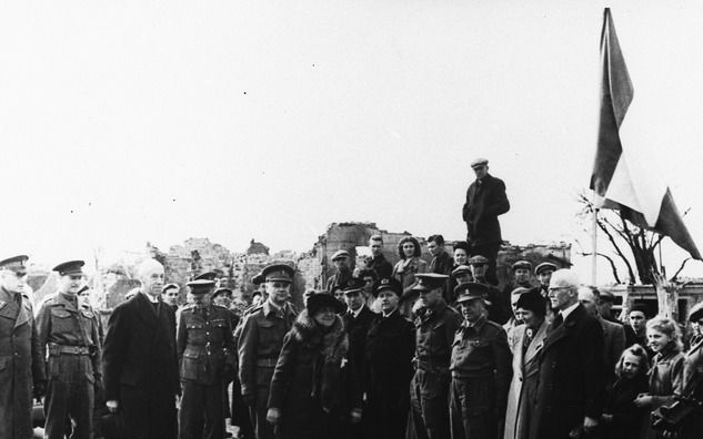 Koningin Wilhelmina bezoek na de bevrijding het Zeeuwse eiland Walcheren. De bevrijding van met name Walcheren, met de belangrijkste Zeeuwse steden Vlissingen en Middelburg, was een lange en bloedige strijd, gedurende de Slag om de Schelde. Foto ANP