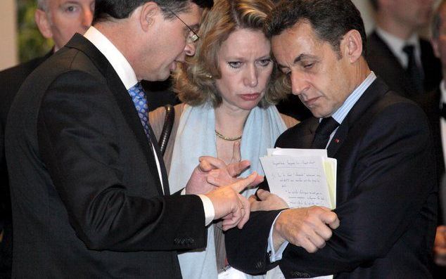 Premier Balkenende op de klimaattop in Brussel in gesprek met Sarkozy. Foto EPA