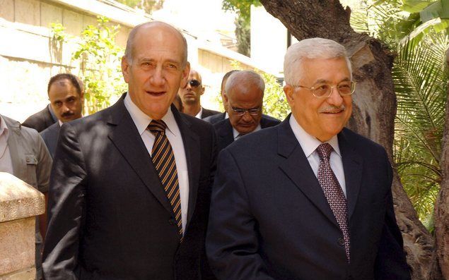 De Israëlische premier Ehud Olmert en de Palestijnse president Mahmoud Abbas hebben een twee uur durend gesprek gevoerd. Foto EPA