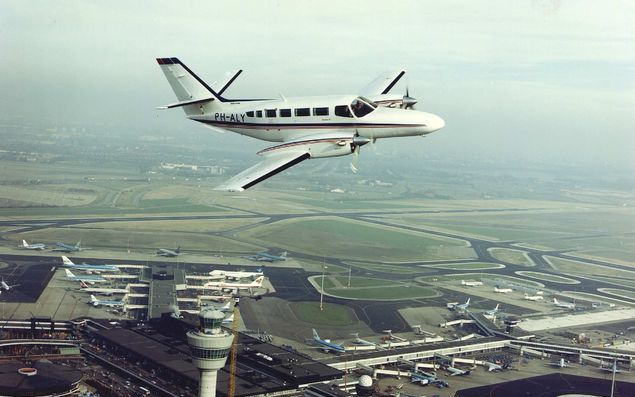 De Amerikaanse fabrikant van zakenjets en sportvliegtuigjes Cessna ontslaat nog eens tweeduizend werknemers omdat er steeds minder opdrachten binnenkomen en orders worden geannuleerd. Dat maakte het moederbedrijf van Cessna, Textron, maandagavond laat bek