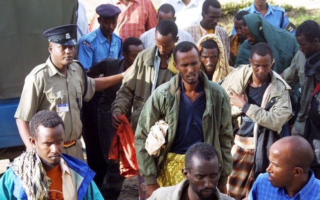 BERBERA - Negen Somalische piraten verdwijnen tot twintig jaar achter tralies. Dat werd zondag bekendgemaakt door een woordvoerder van de autoriteiten in Somaliland, een de facto onafhankelijk deel van Somalië. Foto: EPA