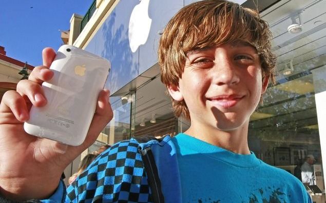 SALT LAKE CITY – De veertienjarige Grant Smith laat bij de Apple Store in Salt Lake City zijn iPhone 3GS zien die hij voor zijn verjaardag kreeg. Het nieuwste product van Apple is sinds gisteren in de VS te koop. Foto EPA