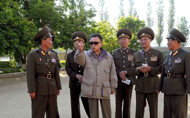 PYONGYANG - De Noord-Koreaanse leider Kim Jong-Il (midden). Foto EPA