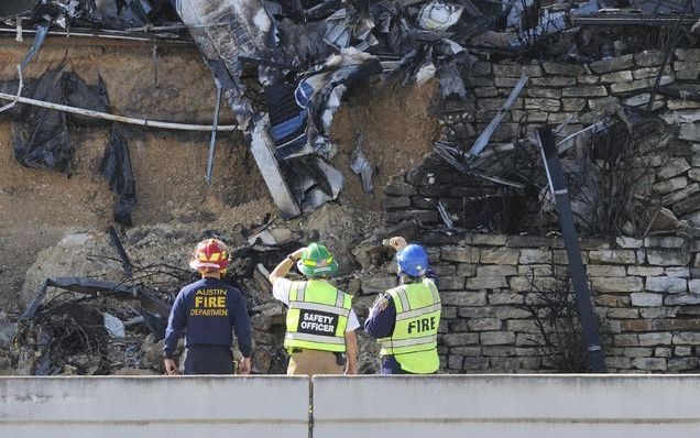 AUSTIN – Een vliegtuigje is donderdag doelbewust een gebouw van zeven verdiepingen ingevlogen in de Amerikaanse stad Austin (Texas). Het gaat vermoedelijk om een zelfmoordactie van de piloot. Na de klap volgde een explosie, het kantorenpand vloog in brand