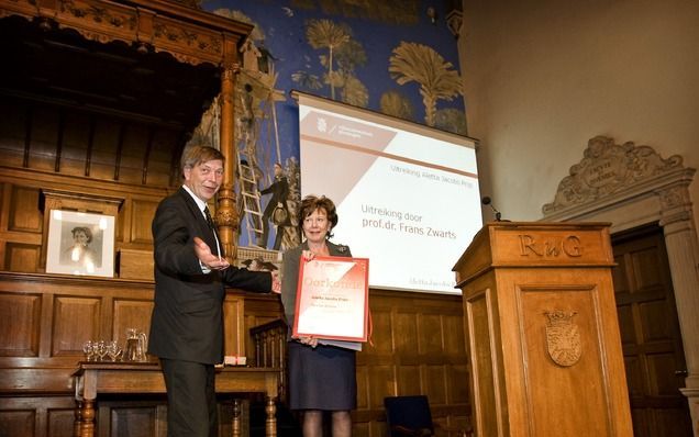 GRONINGEN - EU-commissaris Neelie Kroes (R) krijgt maandag op de universiteit Groningen uit handen van rector magnificus Frans Zwarts de Aletta Jacobsprijs. Foto ANP