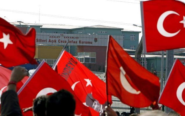 ANKARA - Turkse vlaggen tijdens een demonstratie tegen de obscure ultranationalistische organisatie Ergenekon. Foto EPA