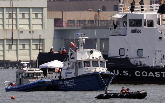 NEW YORK – Reddingswerkers hebben het achtste lichaam gevonden in de rivier de Hudson in New York na de crash tussen een helikopter en een vliegtuig vorige week. Foto EPA