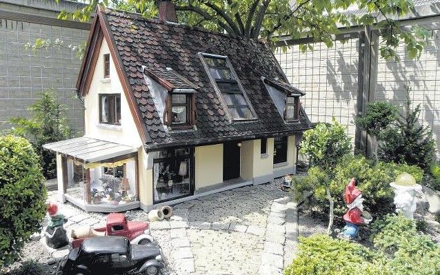 BARENDRECHT – Op de foto wil de eigenaar van dit bijzondere tuinhuis in Barendrecht niet, maar zijn eigengebouwd huisje mag van alle hoeken gefotografeerd worden. Foto RD