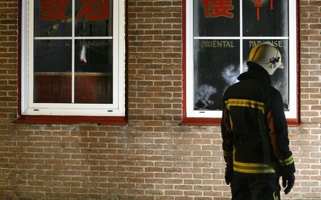 Een brandweerman bij het uitgebrande restaurant. Foto ANP