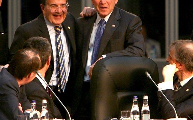 President Bush grapt wat met Prodi tijdens de Navo-top in Boekarest. Foto EPA