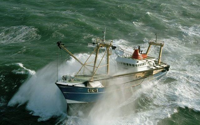 „De invloed van de bodemvisserij op het ecosysteem van de Noordzee is verwaarloosbaar.” Foto: een boomkorkotter. Foto Flying Focus