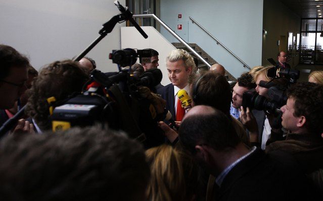 DEN HAAG – Journalisten verdrongen zich dinsdag rond PVV leider Wilders in de hoop dat de maker van de anti Koranfilm nu eindelijk eens klare taal zou schenken over het moment waarop hij de film wereldkundig maakt. Opnieuw bewaarde Wilders echter op dat p