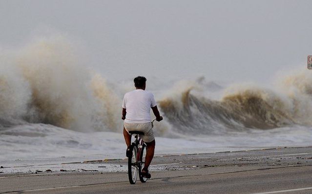 HOUSTON - Langs de kust zorgt Ike voor hoge 'watermuren'. Foto EPA