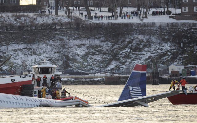 NEW YORK – Op het moment dat hij ’verbrande vogel’ rook wist piloot Chesley Sullenberger, die vorige maand met 150 passagiers aan boord een succesvolle noodlanding in de Hudson bij New York maakte, meteen hoe laat het was. Foto EPA