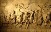De Triomfboog van Titus in Rome bevat een voorstelling die duidelijk laat zien hoe de Menorah uit de in het jaar 70 verwoeste Joodse Tempel naar Rome werd gebracht.