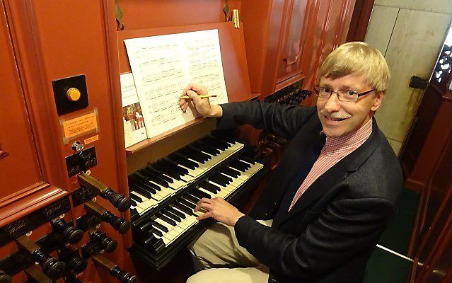 Ad van Pelt aan de klavieren van het orgel in de Petruskerk in Woerden. beeld Gerda van Pelt